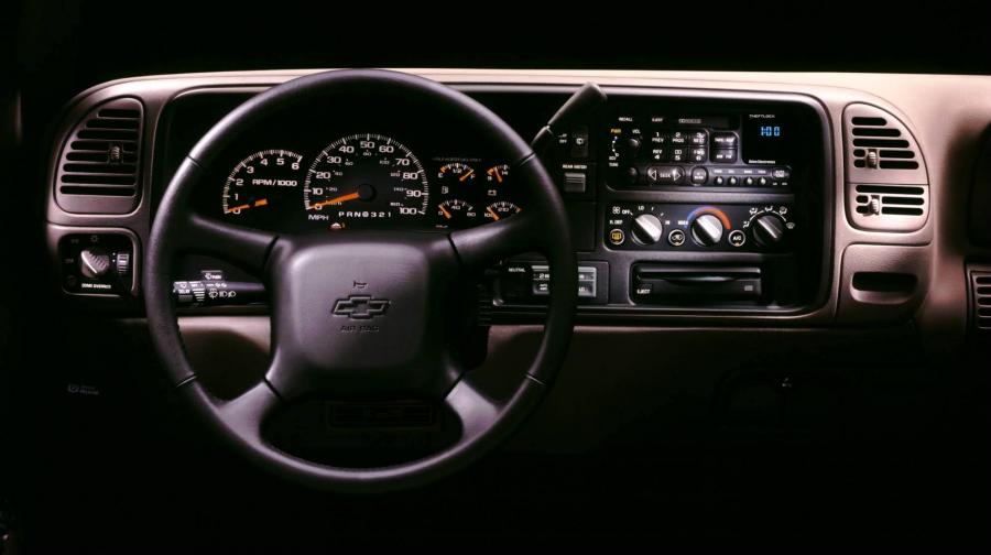  Chevrolet Suburban 2000 года  (фото 21 из 48)
